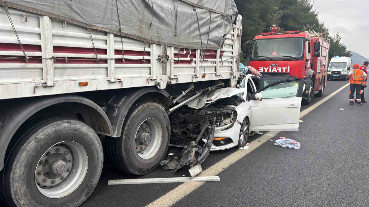 Otomobil tıra arkadan çarptı: 4 ağır yaralı