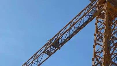 Parasını alamadığını iddia eden işçi kule vince çıktı