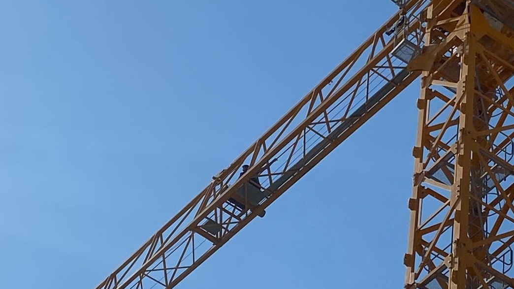 Parasını alamadığını iddia eden işçi kule vince çıktı