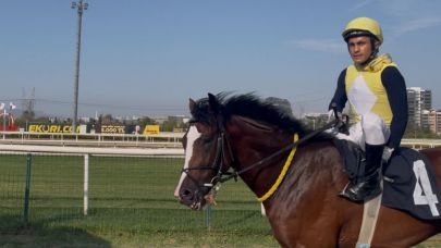 Attan düşen jokeyin yerine yarıştı birinci oldu