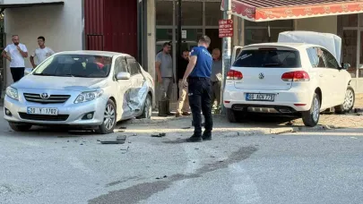 İki otomobilin karıştığı kazada 3 kişi yaralandı