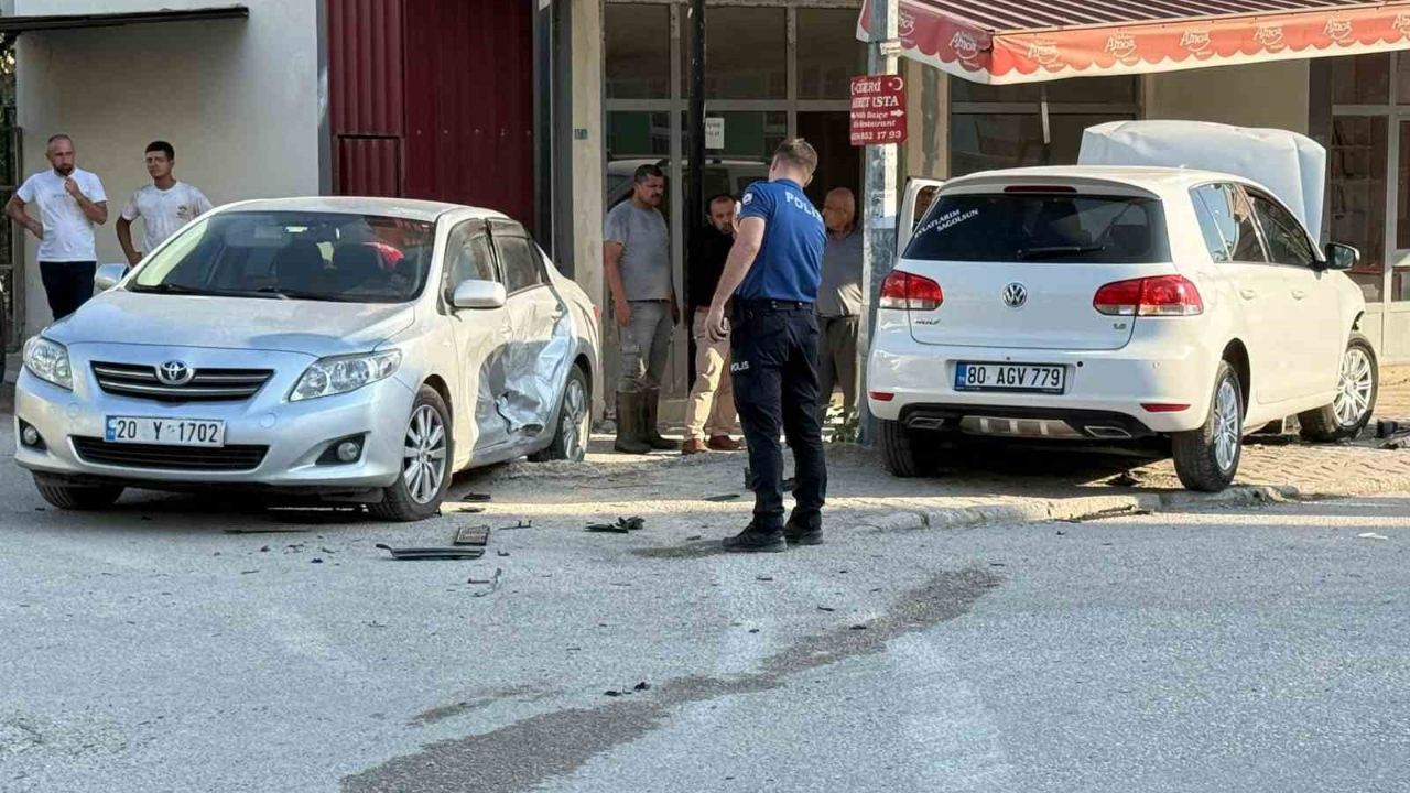 İki otomobilin karıştığı kazada 3 kişi yaralandı
