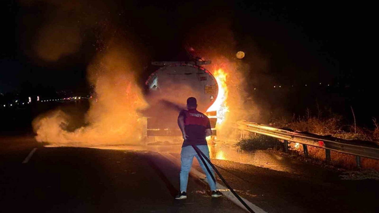 Akaryakıt yüklü tanker alev aldı