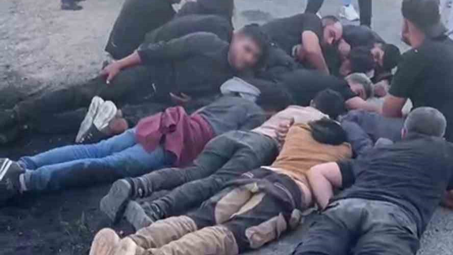 Koyun sürüsüne çarpan insan kaçakçısı, aracı ve göçmenleri bırakıp kaçtı