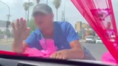 Gelin arabasının önüne atlayan genç, gelin ve damadı korkuttu