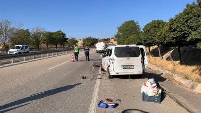 Kamyonet yol kenarında lastik değiştiren çifte çarptı: 2 ölü, 2 yaralı