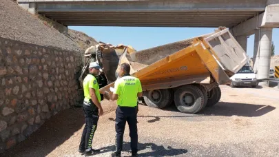 Kontrolden çıkan hafriyat kamyonu istinat duvarına çarptı: 1 ölü