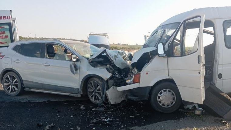 Mevsimlik tarım işçilerini taşıyan minibüs kaza yaptı: Çok sayıda yaralı
