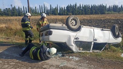 Takla atarak ters dönen otomobildeki 2 kişi yaralandı