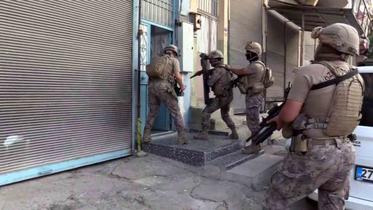 Aranan şahıslara şafak operasyonu: 10 gözaltı