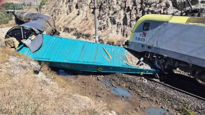 İki yük treni kafa kafaya çarpıştı: 1 yaralı