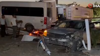 Minibüs ile otomobil çarpıştı: 12 yaralı