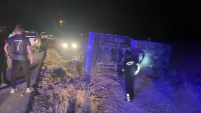 Lastiği patlayan kamyonet yoldan çıktı: 1 yaralı
