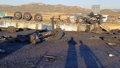 Şanlıurfa plakalı TIR, kazada paramparça oldu