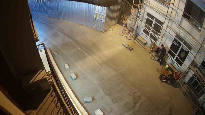 O anlar kamerada: Uyuyan bekçinin cep telefonunu çaldı