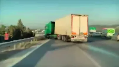 Otoyolda zincirleme kaza kamerada