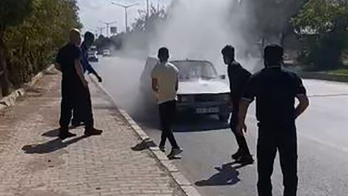 Yanan otomobile beton mikseriyle müdahale