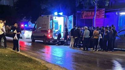 Motosiklet yayaya çarptı: 2 yaralı