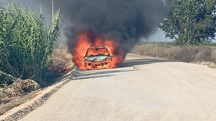 Otomobil alev alev yandı