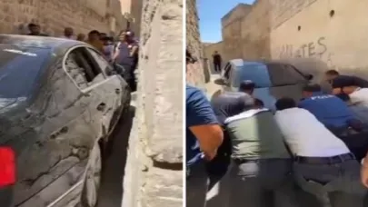 Navigasyonun azizliğine uğrayan sürücü, dar sokakta otomobiliyle sıkıştı