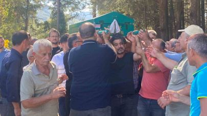 Öğretmen babanın en ağır yükü: Okul bahçesinde fenalaşan oğlunun tabutunu bir an olsun bırakmadı