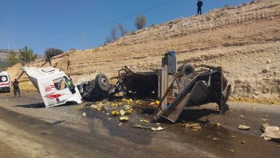 Otobüs ile kamyon çarpıştı: Ölü ve yaralılar var