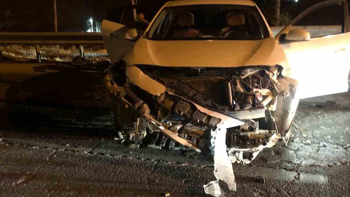 Otomobil demir bariyerlere çarptı: 1 yaralı