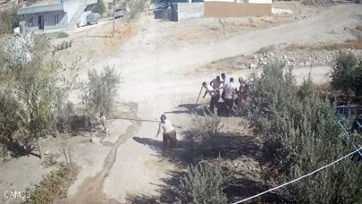 Kafası taşla ezilmek istenen baygın kocasını saldırganlara taş atarak kurtardı