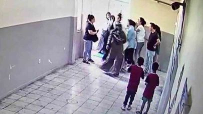 Kavga eden öğrencileri ayıran kadın öğretmeni veliler darbetti