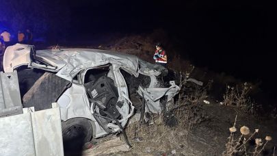 Ters şeride giren otomobil tankerle çarpışıp şarampole yuvarlandı: 1 ölü, 1’i ağır 2 yaralı