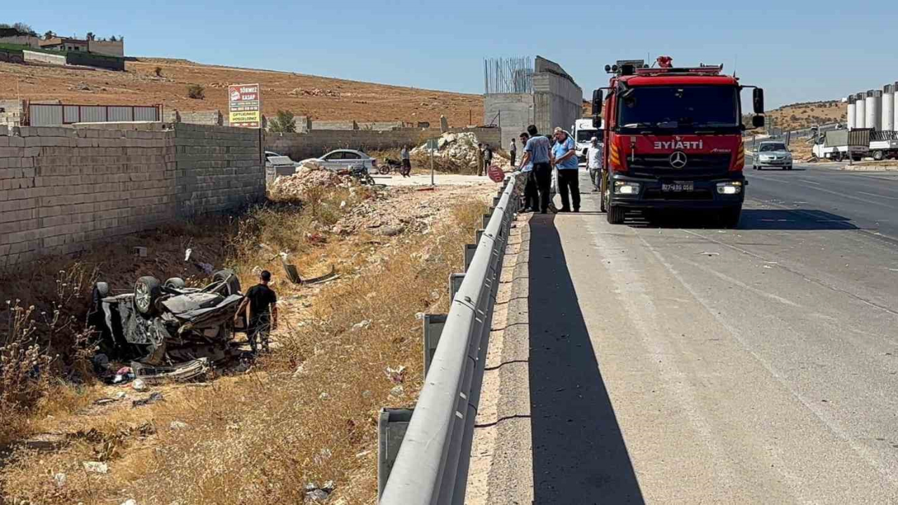 Hafif ticari aracın çarptığı otomobil ters döndü: Aynı aileden 4’ü çocuk 6 yaralı