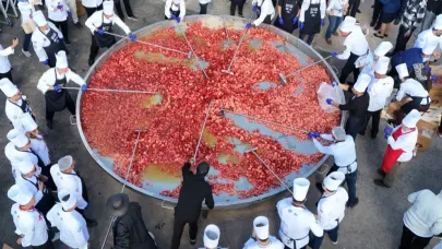 Bin 930 kiloluk dev sucuklu yumurta yaparak dünya rekoru kırdılar