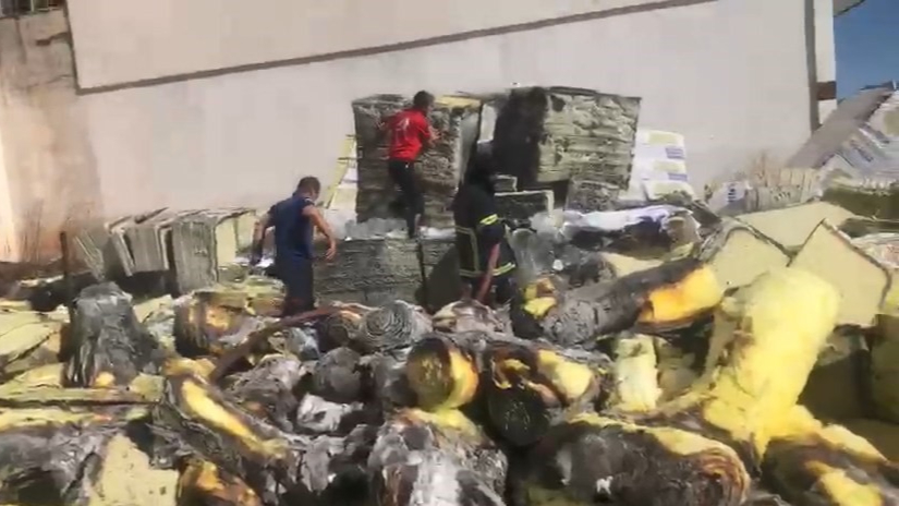 Yalıtım malzemelerinin olduğu depoda yangın