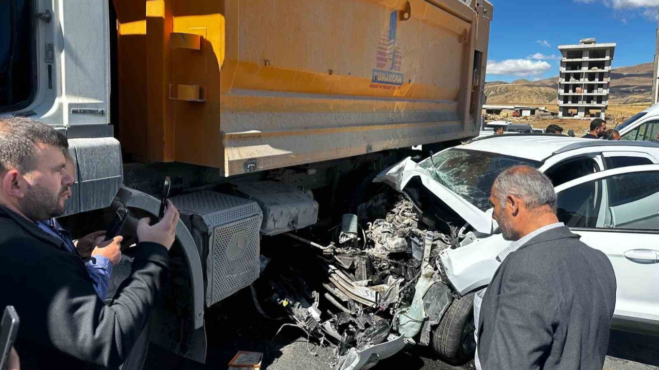 Kamyon ile otomobil çarpıştı: 3 yaralı