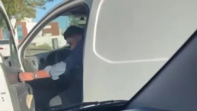 Trafik kavgası: Aracın camını yumruklayıp kırdı