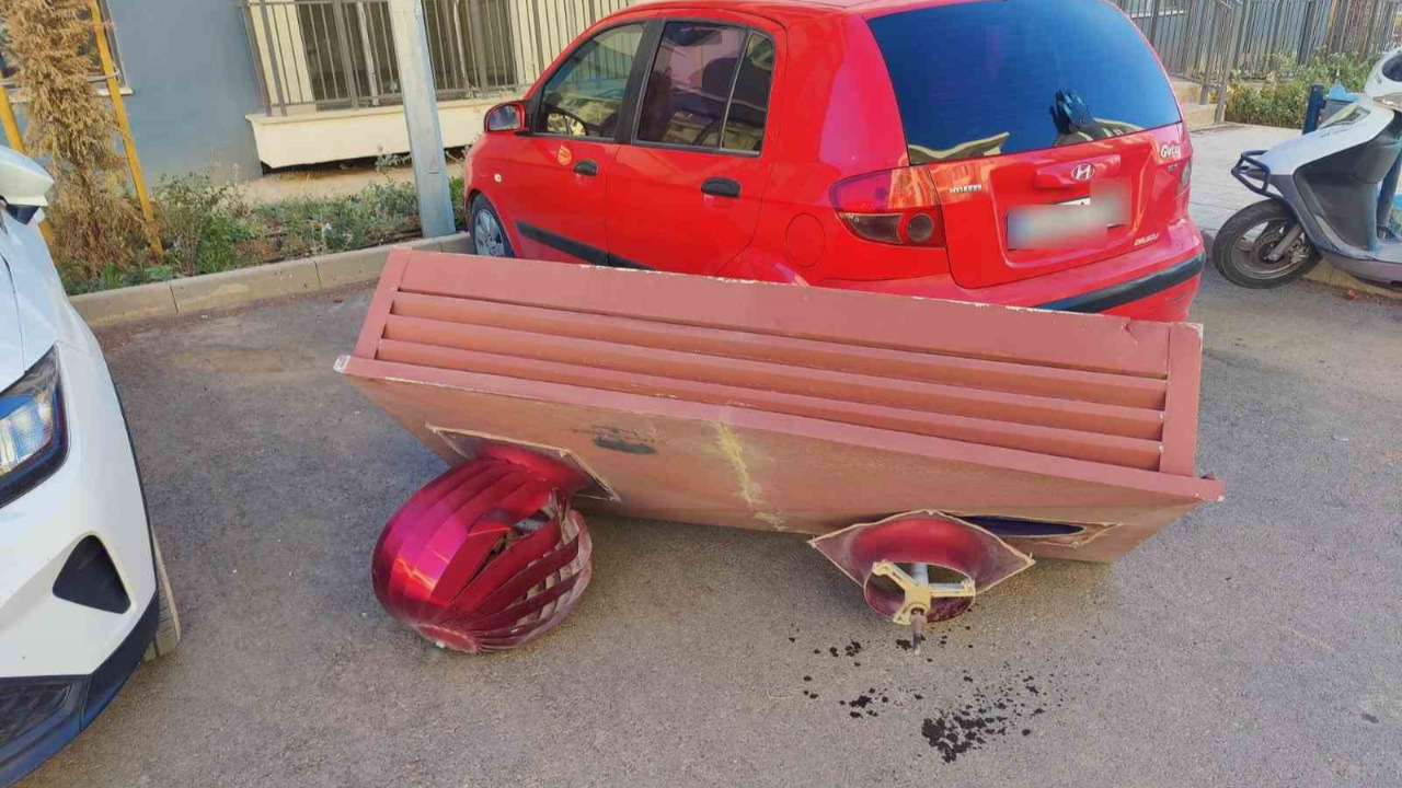 Rüzgarda uçan havalandırma cihazı aracın üzerine düştü