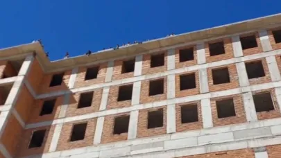 Maaşlarını alamayan işçiler binanın tepesine çıktı