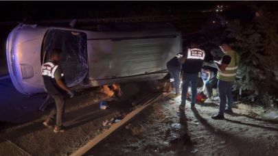 Lastiği patlayan minibüs taklalar atarak devrildi: 2 ölü, 8 yaralı