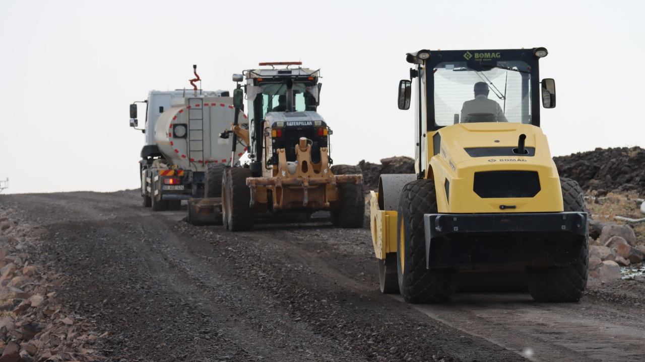 Siverek’te kırsal yollar betonla güçleniyor