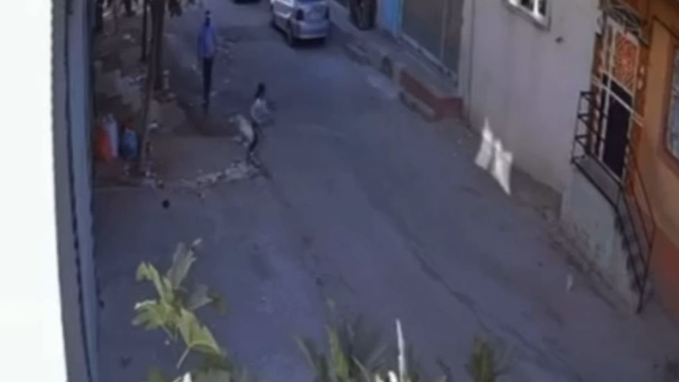Güpegündüz çocuk kaçırma girişimi son anda engellendi
