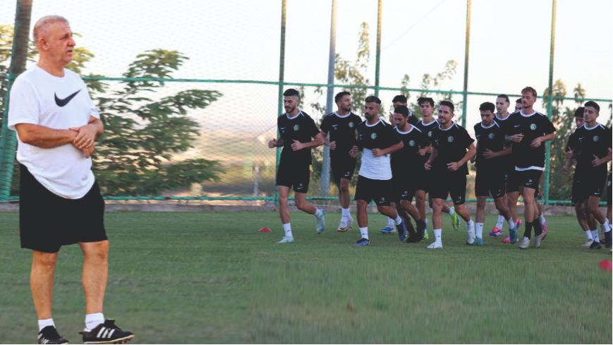 Mesut hoca oyuncuların pestilini çıkardı