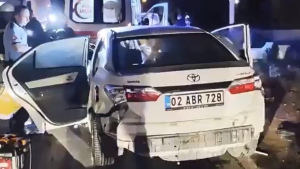 Çarpışan iki otomobil metrelerce savruldu: 1 ölü, 3 ağır yaralı
