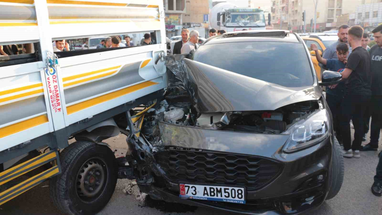 Maddi hasarlı zincirleme kaza