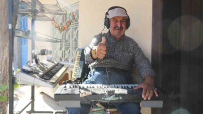 Hayatını adadığı orglarıyla her gün tek kişilik konser veriyor