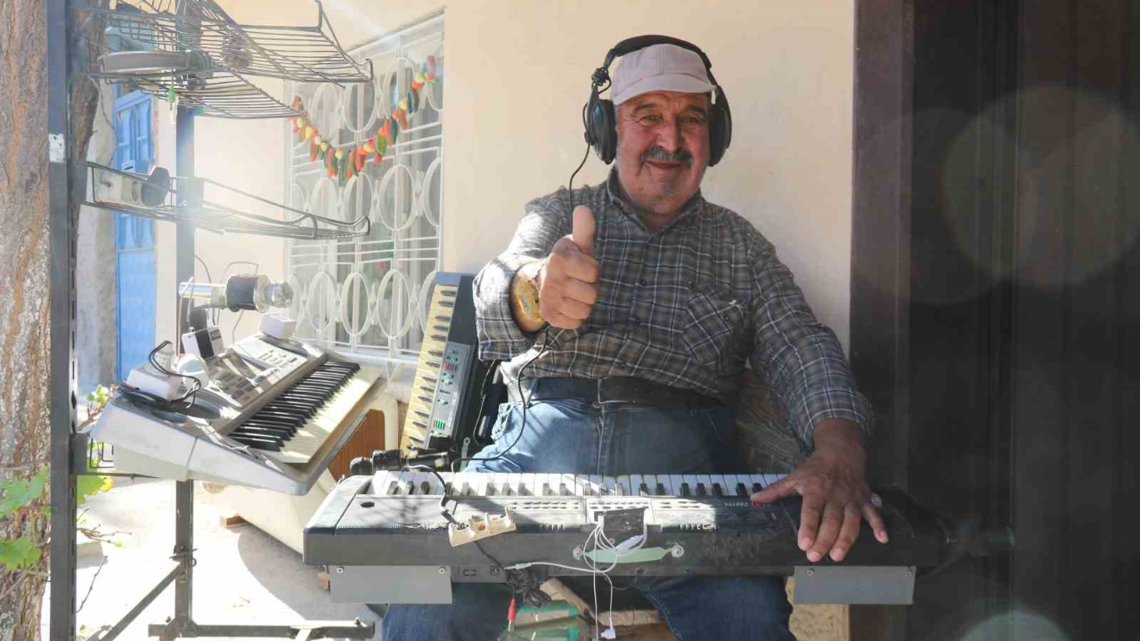 Hayatını adadığı orglarıyla her gün tek kişilik konser veriyor