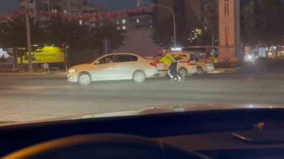 Trafikte arızalanan otomobili polisler iterek çalışmasını sağladı
