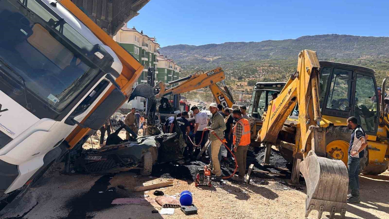 Üzerine kamyon devrilen otomobilin sürücüsü hayatını kaybetti