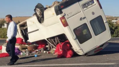 Şanlıurfa’da tarım işçilerini taşıyan minibüs kaza yaptı: 19 yaralı