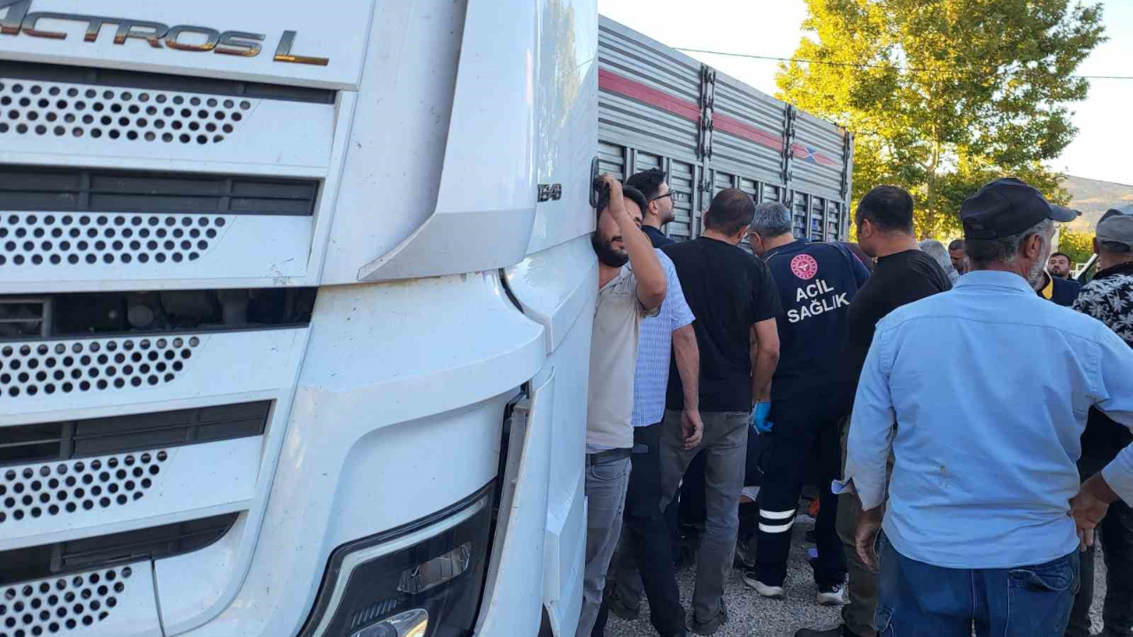 Tır ile otomobil çarpıştı: 3 yaralı
