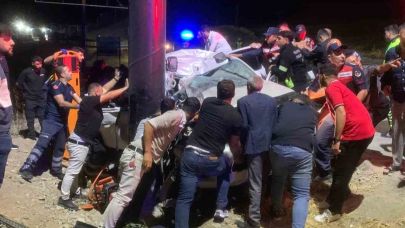 Reklam panosu direğine çarpan otomobil hurdaya döndü: 3 yaralı